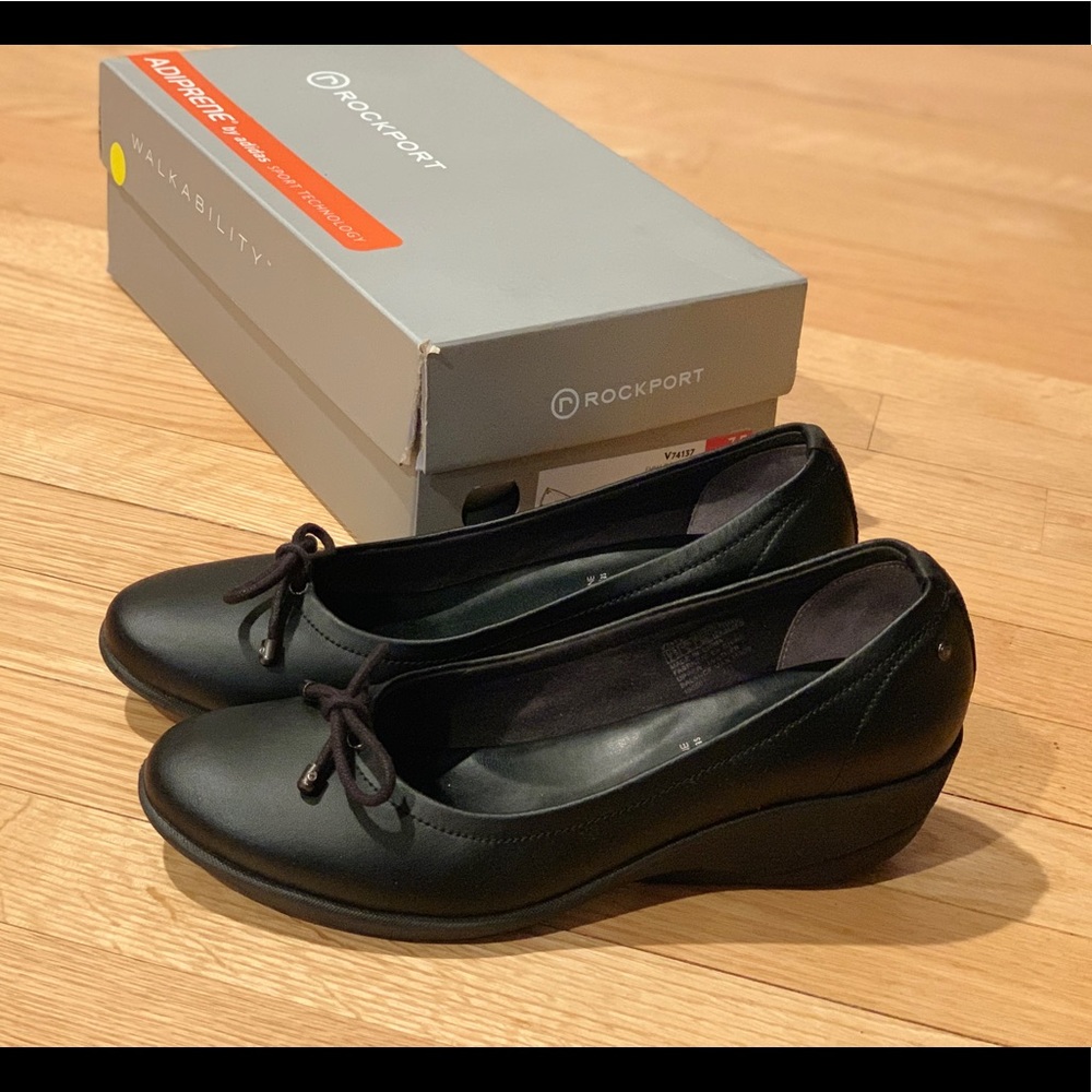 🎉🎉🎉sold !Like new Rockport women leather wedges